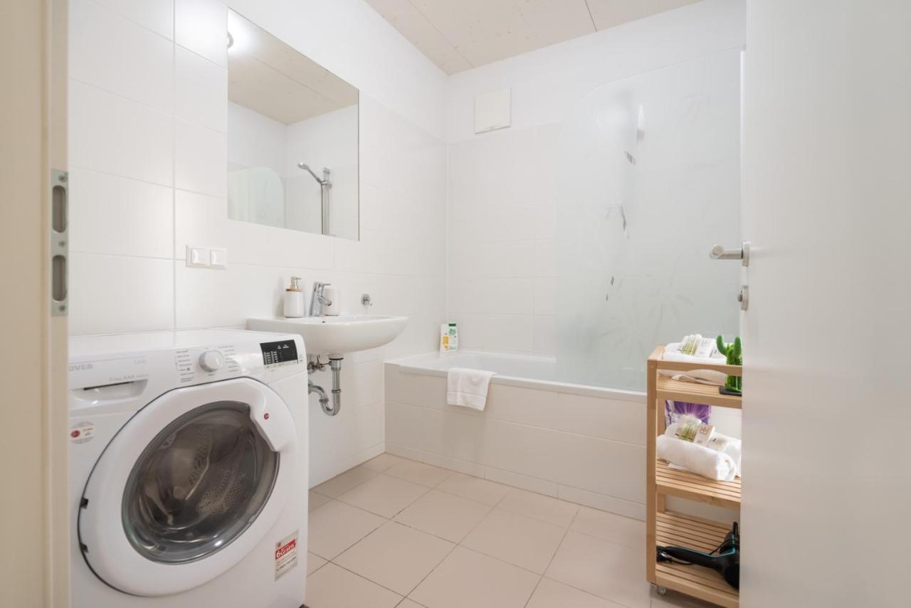 Helles, Neues Dg Apartment Mit Blick Zum Donauturm Wien Eksteriør bilde