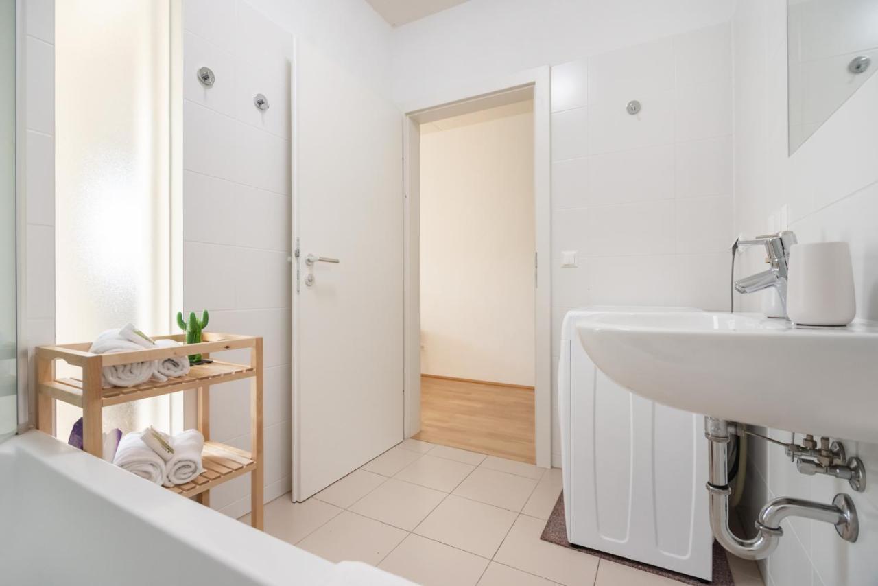 Helles, Neues Dg Apartment Mit Blick Zum Donauturm Wien Eksteriør bilde